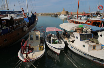 Kyrenia  Tuerkische Republik Nordzypern  Fischerboote im Hafen