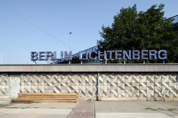 Berlin  Deutschland  die Buchstaben Berlin-Lichtenberg am Bahnhof Lichtenberg