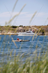 Grebbestad  Schweden  Junge auf einem Schwimmponton am Tanumstrand