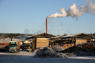 Hjaeltevad  Schweden  rauchender Schornstein einer Holzfabrik