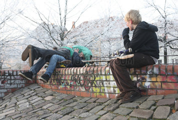 Bremen  Deutschland  Jugendliche auf einer Mauer