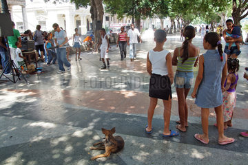 Havanna  Kuba  reges Treiben auf dem Prado in Centro Habana