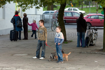 Zdunska Wola  Polen  zwei Brueder mit ihren Hunden