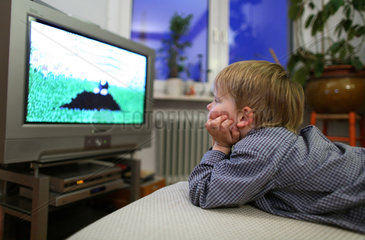 Berlin  Deutschland  Kind sitzt vor dem Fernseher