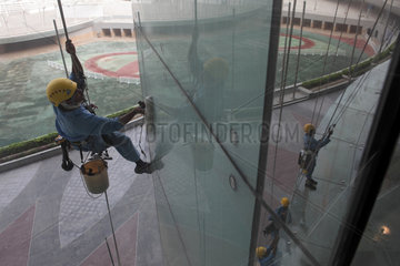 Dubai  Vereinigte Arabische Emirate  Fensterputzer bei der Arbeit an einer Glasfassade