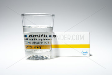 Berlin  Deutschland  eine Packung mit dem Medikament Tamiflu und ein Glas Wasser