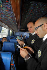 Nikosia  Tuerkische Republik Nordzypern  Zoellner bei der Grenzkontrolle eines Reisebusses