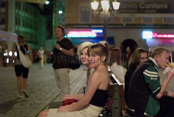 Breslau  Polen  Jugendliche am Abend auf dem Marktplatz