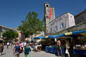 Grignan  Frankreich  ein Buecherflohmarkt in der Altstadt