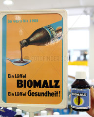 Berlin  Deutschland  ein Werbeplakat von Biomalz mit dem Produkt daneben