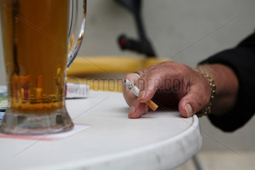 Berlin  Deutschland  Maennerhand mit Zigarette