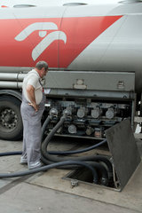 Drossen  Polen  Orlen-Tankstelle erhaelt Nachschub vom Tankwagen