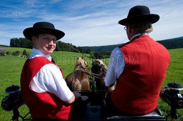 St. Maergen  Deutschland  Vater und Sohn auf einem Pferdekarren am traditionellen Rosstag