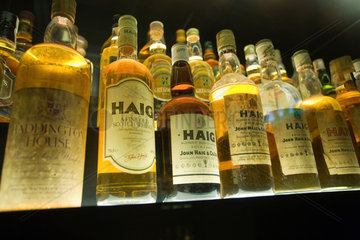 Edinburgh  Grossbritannien  verschiedene Whiskysorten in den Vitrinen