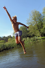 Briescht  Deutschland  Junge springt ins Wasser