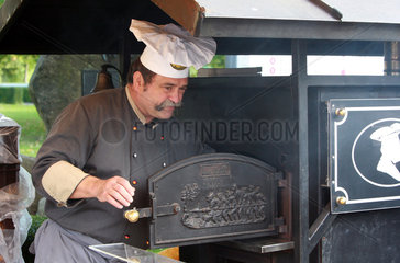 Hannover  Deutschland  Baecker fasst in einen alten Ofen