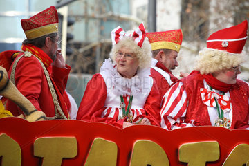 Berlin  Deutschland  Jecken und verkleidete alte Dame beim Karnevalsumzug