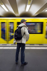 Berlin  Deutschland  ein Mann wartet am U-Bahnhof Alexanderplatz