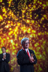Berlin  Deutschland  Wim Wenders mit dem Goldenen Ehrenbaeren