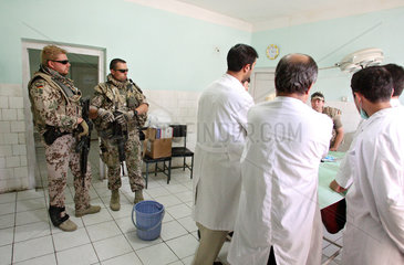 Feyzabad  Afghanistan - Bundeswehr-ISAF- Aerztin waehrend eines Besuchs im Hospital