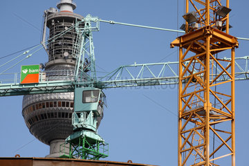 Berlin  Deutschland  Baukraene vor dem Fernsehturm