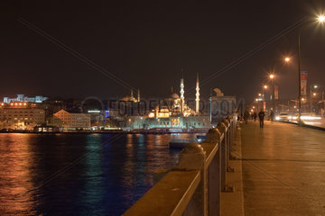 Istanbul  Tuerkei  die Galatabruecke verbindet die beiden europaeischen Stadtteile