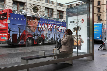 New York City  USA  Frau telefoniert an einer Bushaltestelle