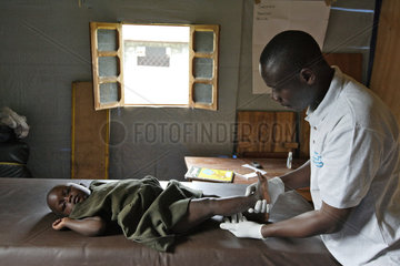 Goma  Demokratische Republik Kongo  kleines Maedchen wird behandelt