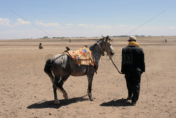 Mangudo  Aethiopien  ein Bauer mit einem Muli auf einem Feld