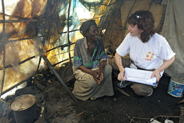 Goma  Demokratische Republik Kongo  Lisa Tonelli spricht mit einer Fluechtlingsfrau