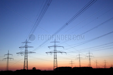 Hamm  Deutschland  Hochspannungsmasten bei Sonnenuntergang