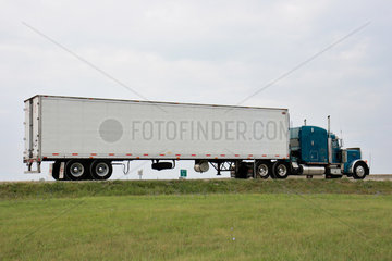 Phillipsburg  USA  ein Truck mit Trailer parkt auf einer Landstrasse