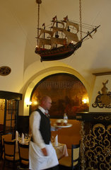 Karlsbad  Tschechische Republik  eine Kellner im Restaurant des Embassy