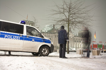 Berlin  Deutschland  Polizeibeamte vor dem Reichstag