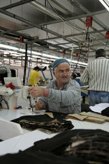 Istanbul  Tuerkei  Mitarbeiter an einer Naehmaschine in einer Textilfabrik