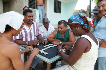 Santiago de Cuba  Kuba  Einheimische spielen Domino