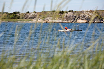 Grebbestad  Schweden  Junge auf einem Schwimmponton am Tanumstrand