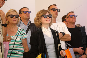Berlin  Deutschland  Besucher auf der IFA mit 3D Brillen