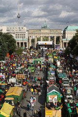 Berlin  Deutschland  Uebersicht der Anti-Atom-Demonstration am Brandenburger Tor