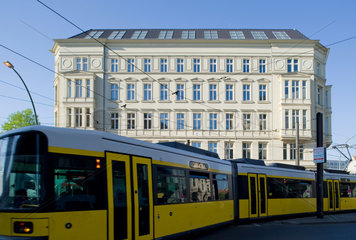Berlin  Deutschland  eine Strassenbahn faehrt ueber den Hackeschen Markt