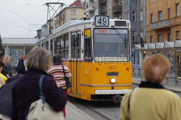 Budapest  Ungarn  Strassenbahn der Linie 49 faehrt in die Strassenbahnhaltestelle ein