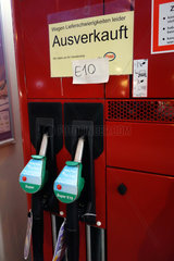 Berlin  Deutschland  Ausverkauft-Schild an einer Benzinzapfsaeule