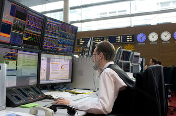 Frankfurt am Main  Deutschland  Wertpapierhaendler vor seinen Monitoren