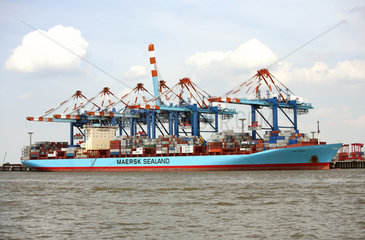 Bremerhaven  Deutschland  ein Schiff am Container-Terminal