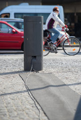 Berlin  Deutschland  Elektropoller fuer die Stromversorgung von Markstaenden auf dem Leopoldplatz