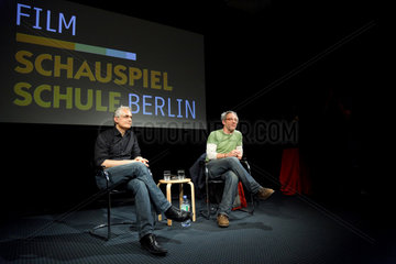 Berlin  Deutschland  Dani Levy (re) im Gespraech mit Norbert Ghafouri (li)