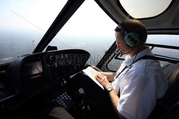 Strausberg  Deutschland  Hubschrauberpilot waehrend eines Fluges im Cockpit