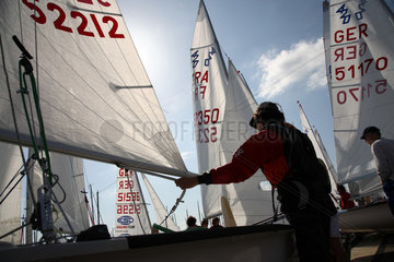 Kiel  Sportsegler warten im Sonnenlicht auf das Slippen ihrer Boote