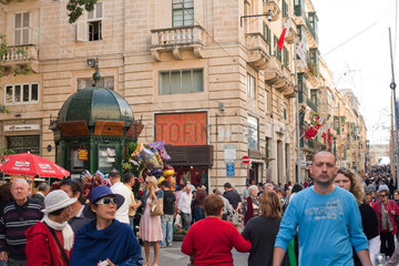 Valletta  Republik Malta  Passanten in der Republic Street