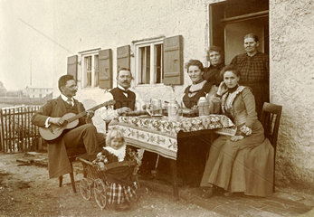 Familie und Freunde treffen sich bei Musik und Bier  Bayern 1902